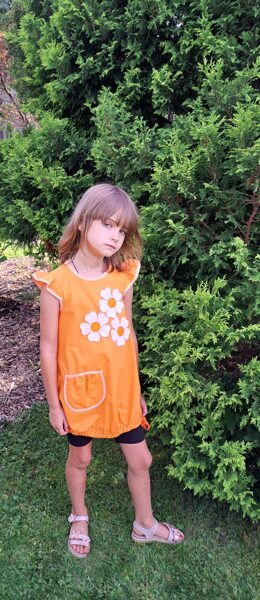 Tumši dzeltena kleita ar aplikāciju